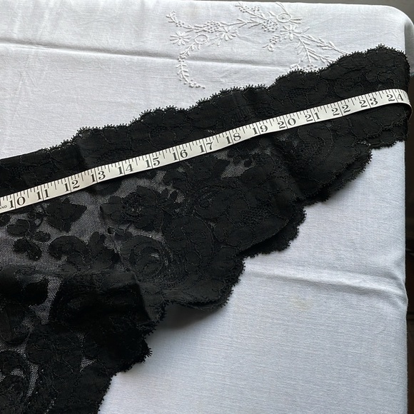 Vintage Black Lace Mantilla Veil – Spanish Style Floral Triangular Shawl - Picture 10 of 16